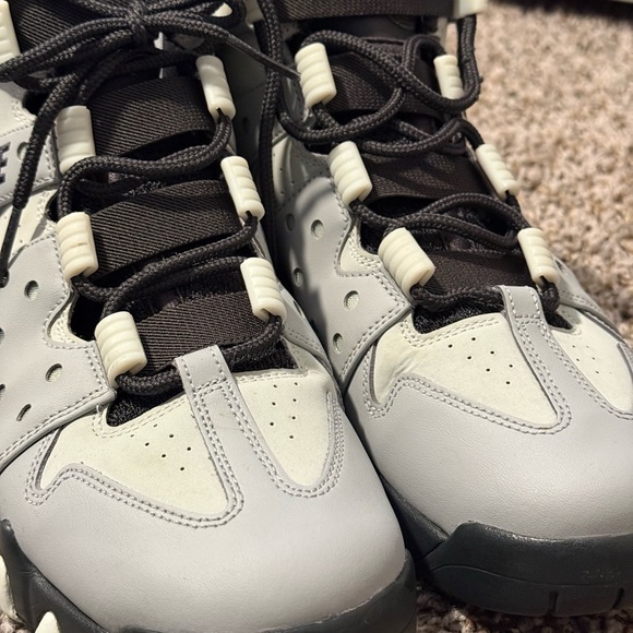 Nike Men’s Black and Gray Shoes - Picture 5 of 10